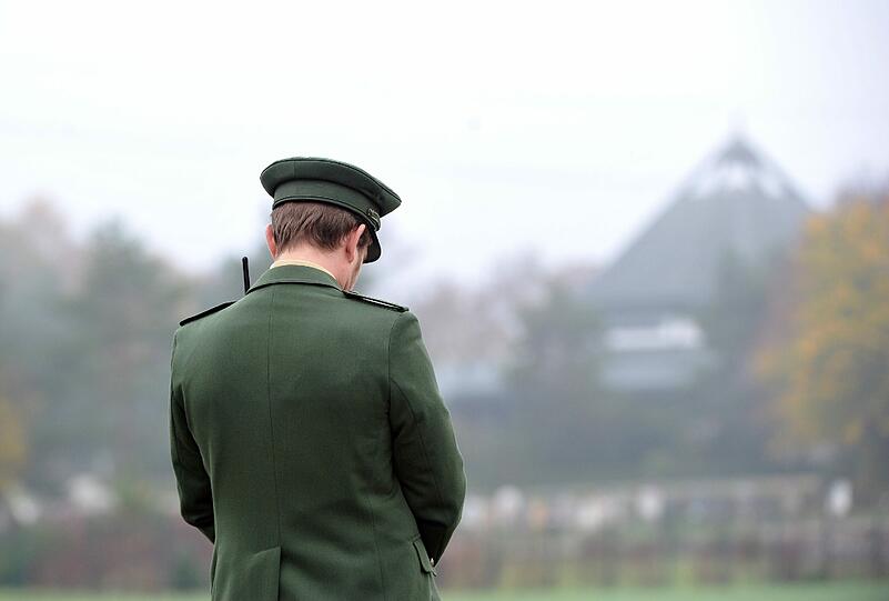 Familie und Kollegen trauern um den erschossenen Polizisten Matthias V.. In Königsbrunn bei Augsburg wurde er am Donnerstag im kleinen Kreise begesetzt.