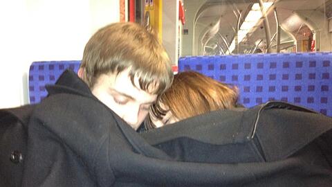 Kuscheln gegen die Kälte: Nur im Hemd muss Jannik 20 Minuten auf die S-Bahn warten. Seine Freundin versucht, ihn im Abteil mit Körperwärme und ihrer Jacke wieder aufzutauen.