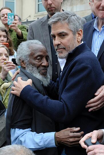 Hollywood-Star George Clooney und sein Vater Nick sind bei einer Protestkundgebung vor der sudanesischen Botschaft in Washington festgenommen worden. Das US-Fernsehen zeigte, wie die beiden in Handschellen von Polizisten abgeführt wurden - sehen Sie hier die Bilder...