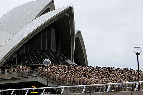 In Reih und Glied: Für das außergewöhnliche Fotoshooting standen 5200 Menschen aller Altersklassen vor der Oper in Sydney stramm.