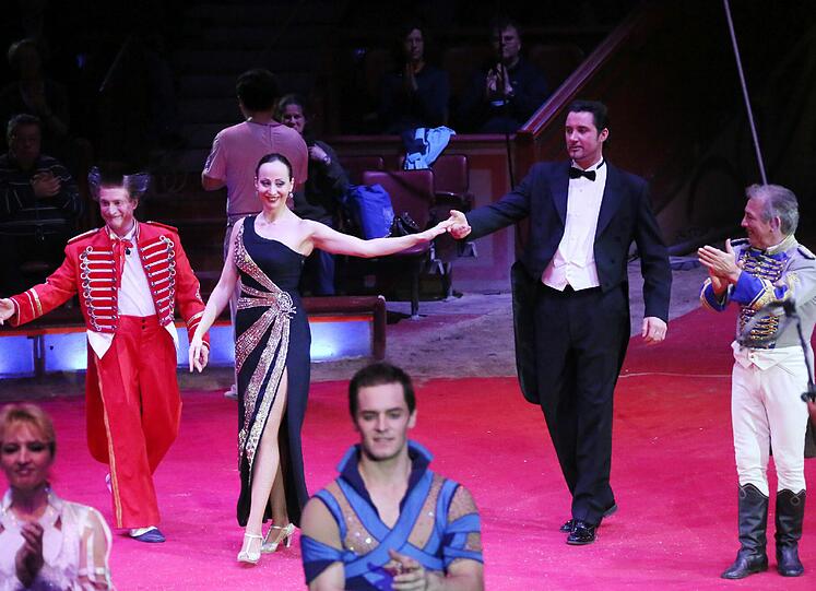 Jana Mandana und Martin Lacey in Abendkleid und Smoking.