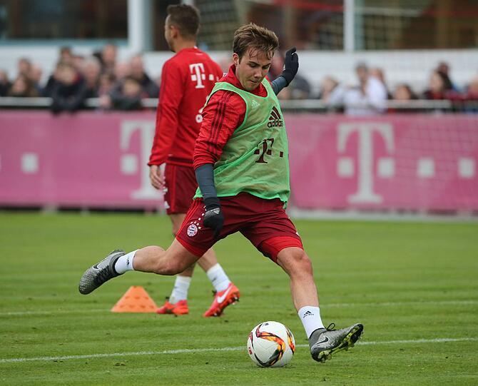 So wollen ihn die Bayern-Fans auch bald wieder im Spiel sehen: Mario Götze vor dem Torabschluss.