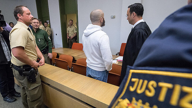 Der 27-Jährige mit seinem Anwalt Adam Ahmed hinter der Anklagebank des Landgerichts. Der 27-Jährige mit seinem Anwalt Adam Ahmed hinter der Anklagebank des Landgerichts.