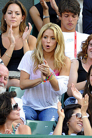 Shakira fiebert auf der Tribüne mit und hält sich zumindest obenrum an den Dresscode.