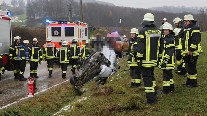 Weshalb der Mann die Kontrolle über seinen Wagen verloren hat, ist noch unklar. Er kam mit mittelschweren Verletzungen ins Krankenhaus.