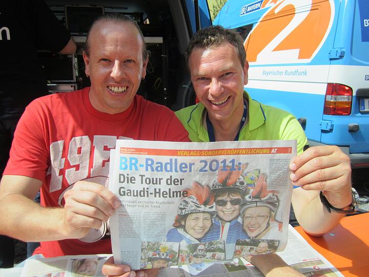 Auch die AZ schreibt an der Radltour-Erfolgsgeschichte mit. Das freut die Bayern-3-Moderatoren Tom Glas (l.) und Roman Roell.