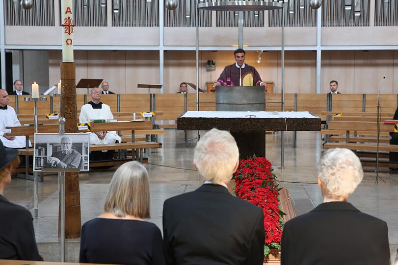 Der Trauergottesdienst für den verstorbenen Alt-OB Hans-Jochen Vogel fand im kleinen Rahmen statt. Oberbürgermeister Dieter Reiter sowie die Bürgermeisterinnen Katrin Habenschaden und Verena Dietl nahmen als Vertreter der Stadt München teil.