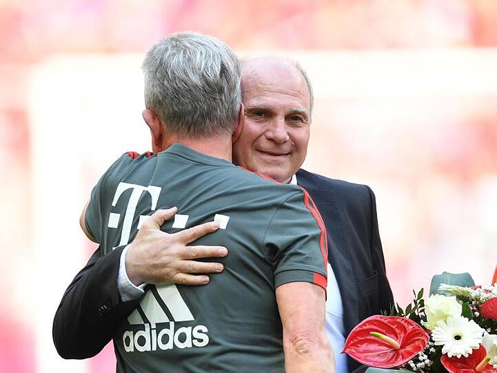 Uli Hoeneß und der damalige Bayern-Trainer Jupp Heynckes umarmen sich. Foto: Andreas Gebert/dpa/Archivbild