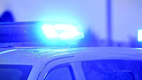 Ein Polizeiwagen steht mit eingeschaltetem Blaulicht. Foto: Carsten Rehder/dpa/Archivbild/Symbolbild