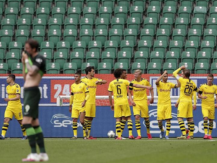 Die BVB-Spieler jubeln, nachdem Raphael Guerreiro (l, Nr. 13) den Treffer zur 1:0-Führung erzielt hat.