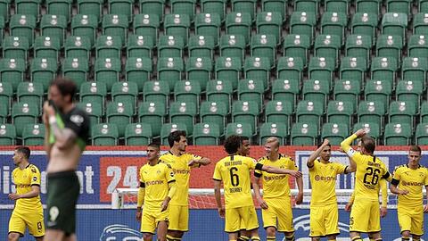 Die BVB-Spieler jubeln, nachdem Raphael Guerreiro (l, Nr. 13) den Treffer zur 1:0-Führung erzielt hat.