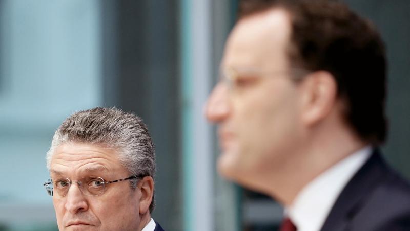 RKI-Chef Lothar Wieler (M) zusammen mit Bundesgesundheitsminiser Jens Spahn auf einer Pressekonferenz zur aktuellen Lage in der Corona-Pandemie.