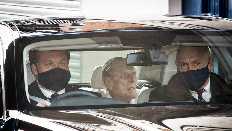 Der britische Prinz Philip (M), Herzog von Edinburgh, verlässt in einem Auto die private Londoner King Edward VII-Klinik, wo er behandelt wurde. Der britische Prinz Philip (M), Herzog von Edinburgh, verlässt in einem Auto die private Londoner King Edward VII-Klinik, wo er behandelt wurde.