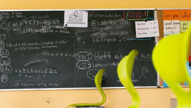 Stühle auf Tischen in einem leeren Klassenzimmer einer Realschule.