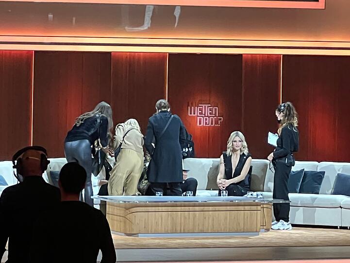 Schnell abpudern: Zwei Stylistinnen kümmern sich um Helene Fischer. Auch Thomas Gottschalk wird noch einmal zurecht gemacht.