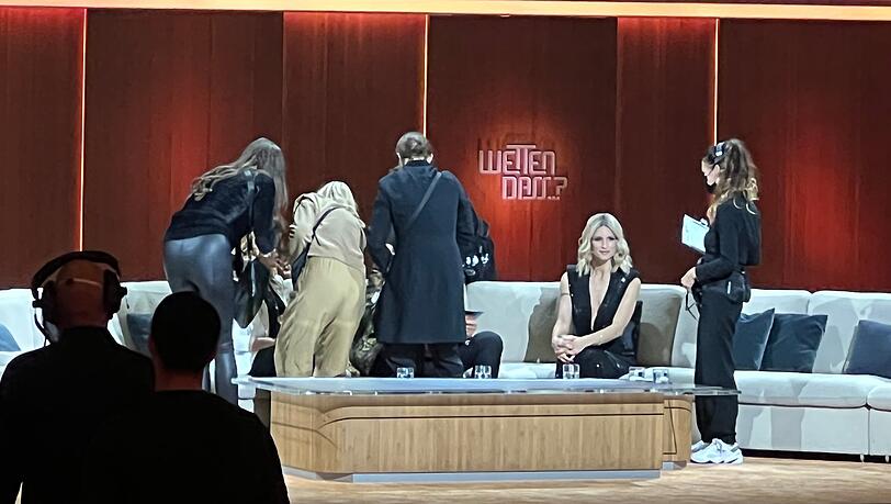 Schnell abpudern: Zwei Stylistinnen kümmern sich um Helene Fischer. Auch Thomas Gottschalk wird noch einmal zurecht gemacht.