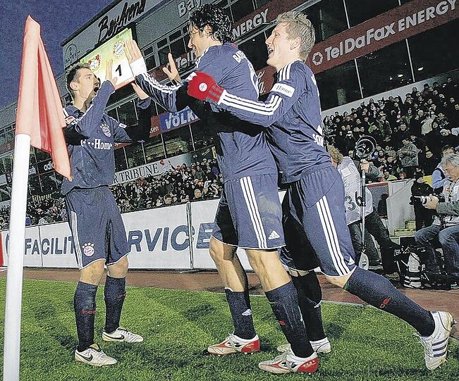 Die um die Eckfahne tanzen: Miroslav Klose (l.) mit Torschütze Luca Toni und Bastian Schweinsteiger (r.).