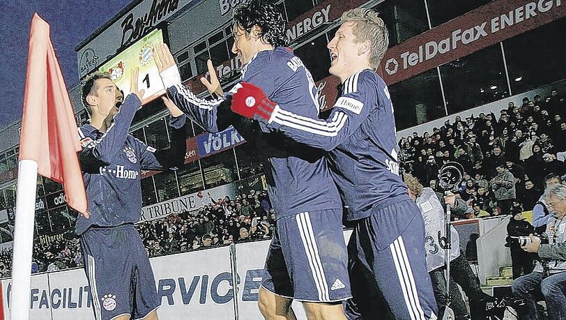 Die um die Eckfahne tanzen: Miroslav Klose (l.) mit Torschütze Luca Toni und Bastian Schweinsteiger (r.). Die um die Eckfahne tanzen: Miroslav Klose (l.) mit Torschütze Luca Toni und Bastian Schweinsteiger (r.).