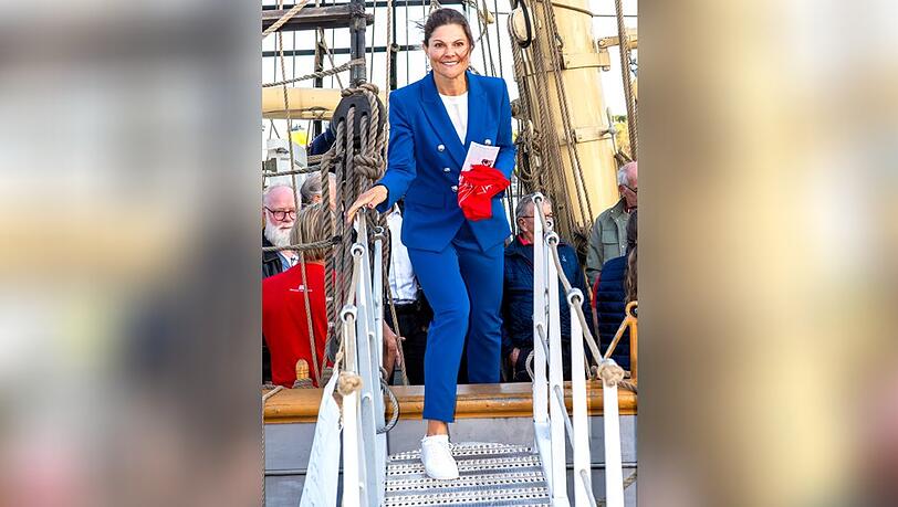 Victoria von Schweden besuchte ein Segelschiff in Stockholm.
