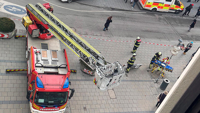 Ein Blick aus der Vogelperspektive: Mit Hilfe einer Drehleiter wird ein Mann aus dem Spielzeugmuseum in M&uuml;nchen gebracht.