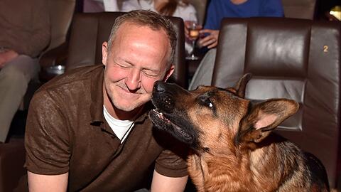 Heute sind Maximilian Br&uuml;ckner und Sch&auml;ferhund Rex ein Herz und eine Seele - doch das war nicht immer so.