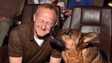 Heute sind Maximilian Br&uuml;ckner und Sch&auml;ferhund Rex ein Herz und eine Seele - doch das war nicht immer so.