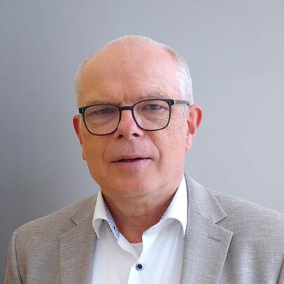 Wolfgang Rathert wurde 1960 in Minden geboren. Er studierte Musikwissenschaft in Berlin und promovierte &uuml;ber Charles Ives. Seit 2002 ist er Professor f&uuml;r Historische Musikwissenschaft mit Schwerpunkt 20. Jahrhundert an der Ludwig-Maximilians-Universit&auml;t M&uuml;nchen.