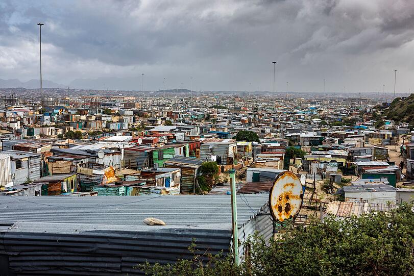 In Metropolen wie Rio de Janeiro, Kapstadt oder Mumbai locken sogenannte Slum- oder Favela-Touren mit dem Versprechen echter Einblicke in das Leben abseits der Touristenpfade. Doch solche Ausfl&uuml;ge sind hochumstritten - moralisch wie sicherheitstechnisch. Selbst seri&ouml;se Anbieter k&ouml;nnen Ihre Sicherheit bei den fraglichen Touren durch Elendsviertel nicht zu hundert Prozent gew&auml;hrleisten.