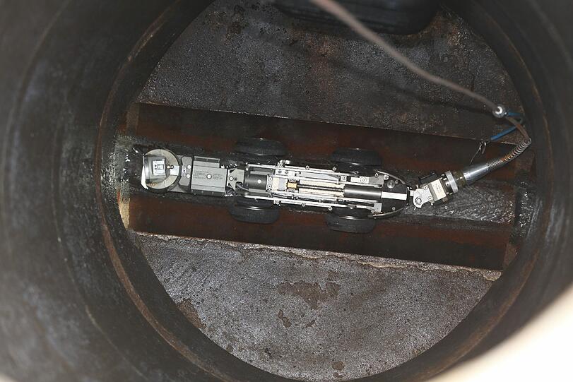 Ferngesteuert bewegt sich die Kamera auf vier Rädern durch die Rohre.