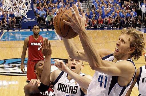 Dirk Nowitzki und seine Dallas Mavericks gleichen in der NBA-Finals-Serie zum 2:2 aus. Sehen Sie hier Bilder vom Spiel. Viel Spaß beim Klicken!