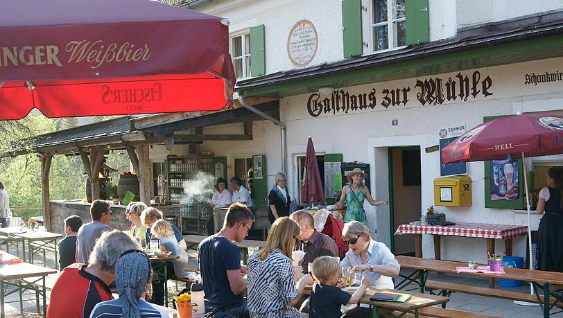 Prädikat: familienfreundlich. Und wenn’s den Kleinen im Biergarten zu langweilig wird, gibt’s immer noch die freie Natur drumherum. Prädikat: familienfreundlich. Und wenn’s den Kleinen im Biergarten zu langweilig wird, gibt’s immer noch die freie Natur drumherum.