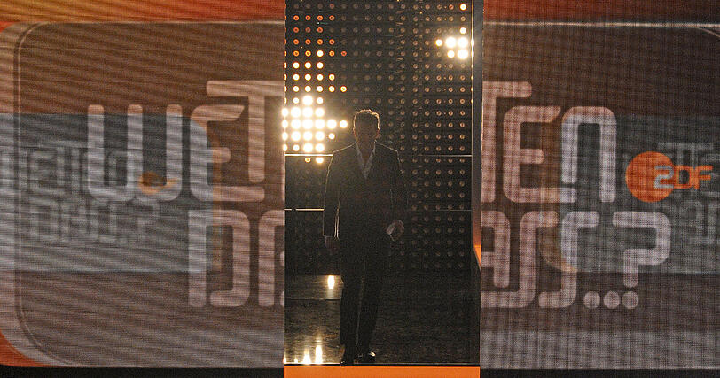 ZDF, Samstagabend - Die Glitzerpforte geht auf und der Publikumssturm schwillt an... gleich kommt Markus Lanz, der neue "Wetten, dass...?"-Mann.