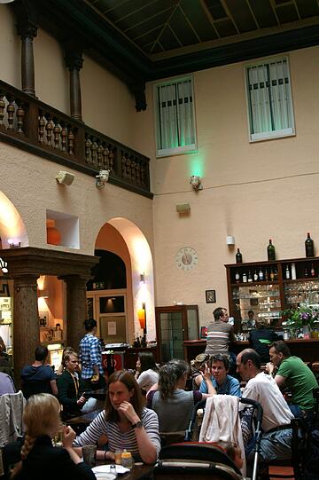 Schwimmer und Touristen, Künstler und Museumsbesucher &ndash; früher oder später landen sie alle hier im Jugendstil-Cafe.