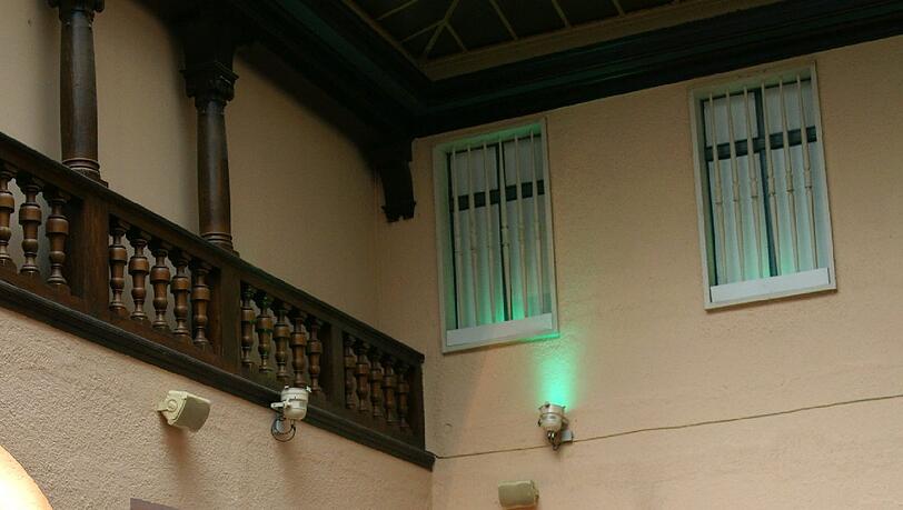 Schwimmer und Touristen, Künstler und Museumsbesucher &ndash; früher oder später landen sie alle hier im Jugendstil-Cafe.