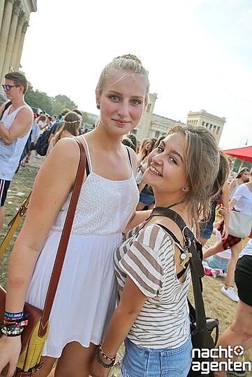 Etliche Musikbegeisterte tummelten sich am Samstag beim "Oben Ohne Open Air" auf dem Königsplatz.