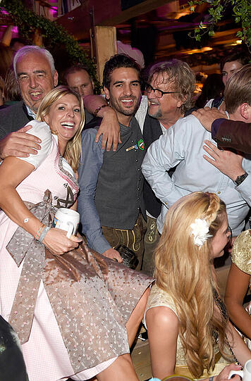 Elyas M'Barek umringt von Hans-Reiner Schröder mit Ehefrau Katerina und Martin Krug.