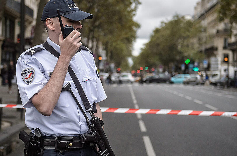 Ein bewaffneter französischer Polizist in Alarmbereitschaft (Archivbild)