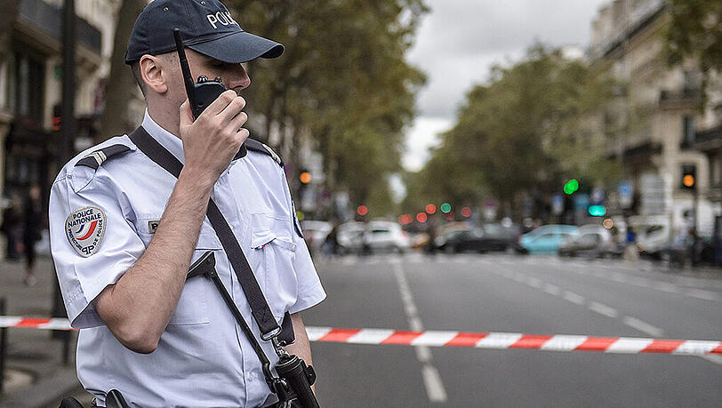 Ein bewaffneter französischer Polizist in Alarmbereitschaft (Archivbild) Ein bewaffneter französischer Polizist in Alarmbereitschaft (Archivbild)