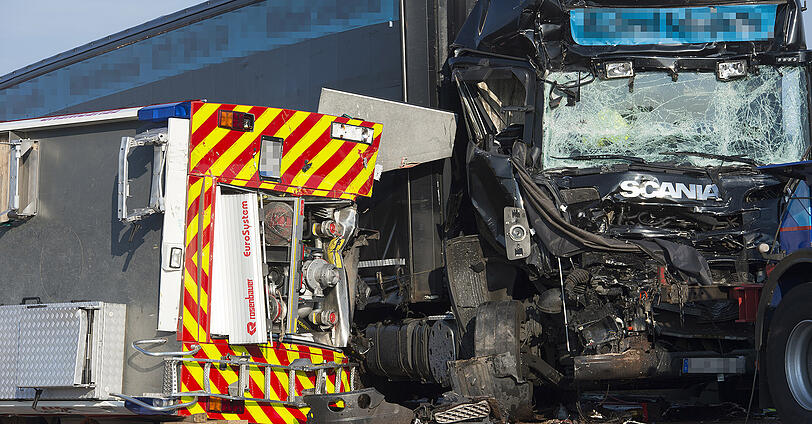 Ein Lkw ist in eine Unfallstelle gekracht und hat dabei zwei Feuerwehrmänner getötet. Die Bilder von der A2.