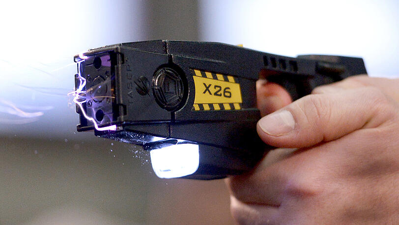 Ein Taser verschießt kleine, durch einen Draht verbundene Pfeile.