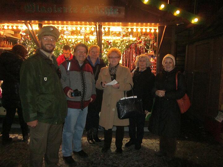 Die fleißigen Helfer vom BA auf dem Neuhauser Weihnachtsmarkt.