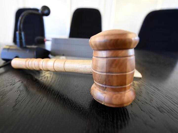 Auf einer Richterbank liegt ein Richterhammer. Foto: Uli Deck/dpa/Symbolbild