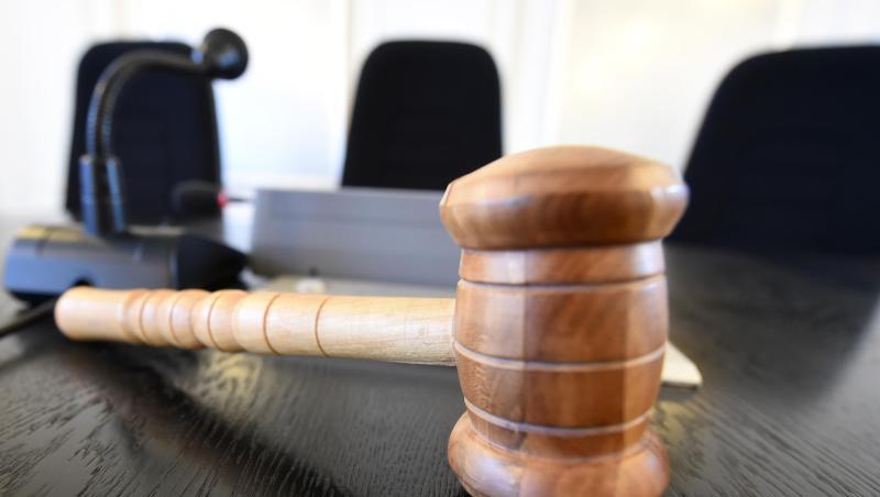 Auf einer Richterbank liegt ein Richterhammer. Foto: Uli Deck/dpa/Symbolbild Auf einer Richterbank liegt ein Richterhammer. Foto: Uli Deck/dpa/Symbolbild