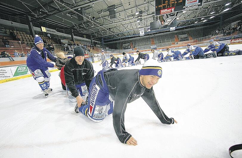 Elvis Beslagic, Brandon Dietrich und Niklas Hede (mit Sohn) feiern den vierten Sieg des EHC München hintereinander.