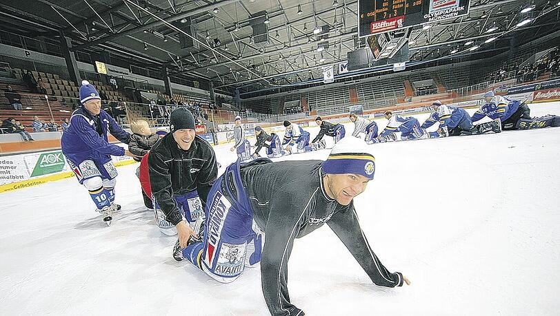 Elvis Beslagic, Brandon Dietrich und Niklas Hede (mit Sohn) feiern den vierten Sieg des EHC München hintereinander. Elvis Beslagic, Brandon Dietrich und Niklas Hede (mit Sohn) feiern den vierten Sieg des EHC München hintereinander.