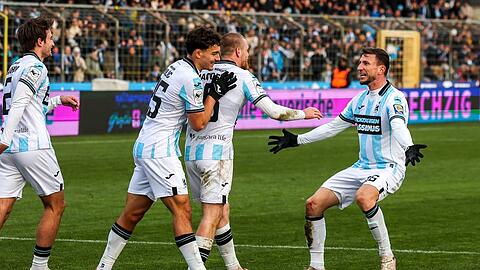 In Giesing eine Macht: Die Löwen bezwingen dank der Tore von Hobsch (l.) und Jacobsen (Mitte, mit Dulic und Maier) auch Saarbrücken. In Giesing eine Macht: Die Löwen bezwingen dank der Tore von Hobsch (l.) und Jacobsen (Mitte, mit Dulic und Maier) auch Saarbrücken.