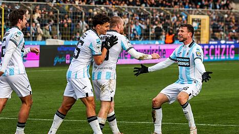 In Giesing eine Macht: Die Löwen bezwingen dank der Tore von Hobsch (l.) und Jacobsen (Mitte, mit Dulic und Maier) auch Saarbrücken.