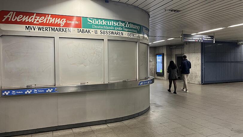 Keine Fahrkarten, keine Getr&auml;nke, keine Abendzeitung mehr: Seit 2017 steht der Kiosk hier leer.
