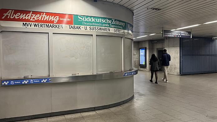 Keine Fahrkarten, keine Getränke, keine Abendzeitung mehr: Seit 2017 steht der Kiosk hier leer. Keine Fahrkarten, keine Getränke, keine Abendzeitung mehr: Seit 2017 steht der Kiosk hier leer.