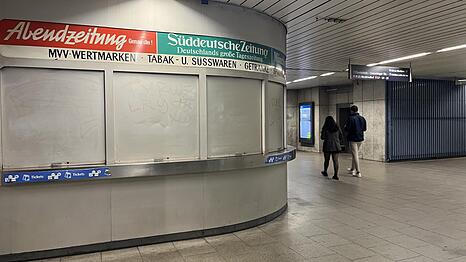 Keine Fahrkarten, keine Getr&auml;nke, keine Abendzeitung mehr: Seit 2017 steht der Kiosk hier leer.